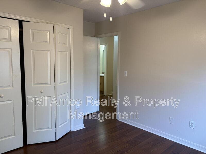 Tampa Townhome: 7430 E Bank Dr