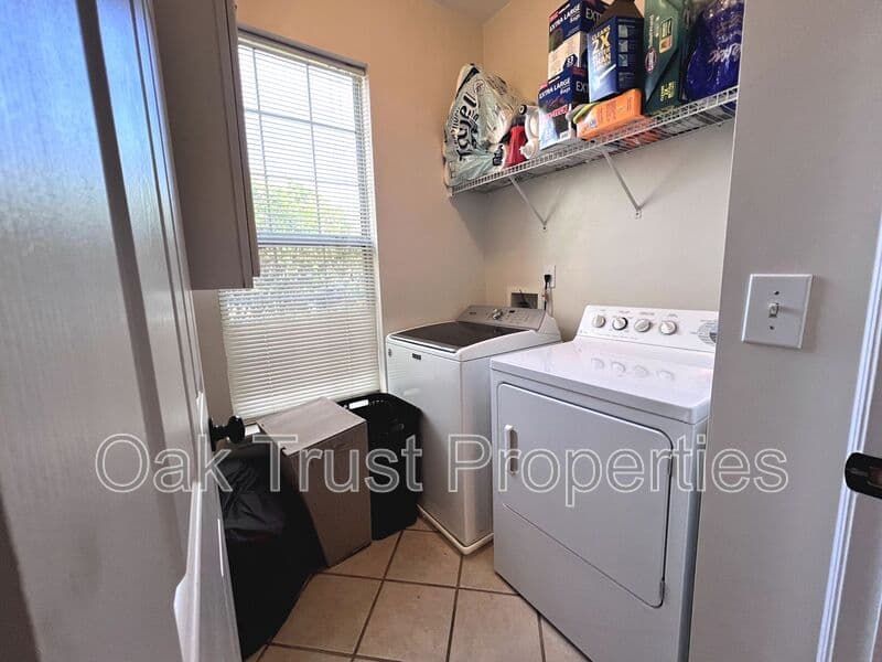 North Charleston House: 8675 Spring Chapel Ln