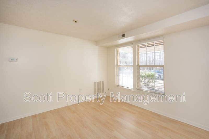 Edgewood Condo: 903 Woodbridge Court