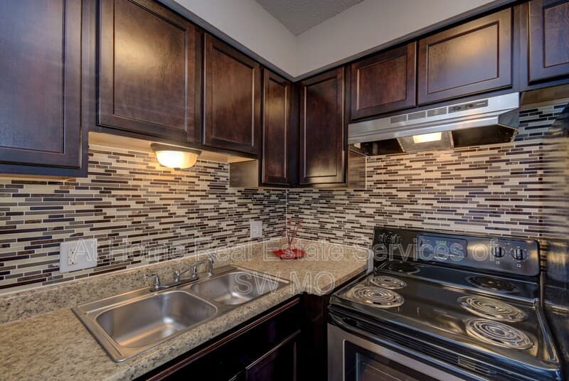 Springfield Condo: 920 S Campbell - R9
