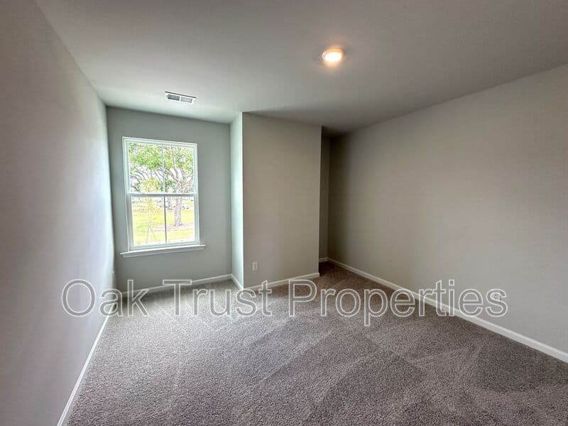 Summerville House: 127 Swaying Palm Dr