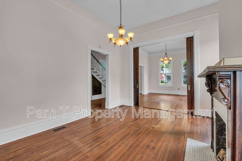 Savannah House: 201 W 37th St