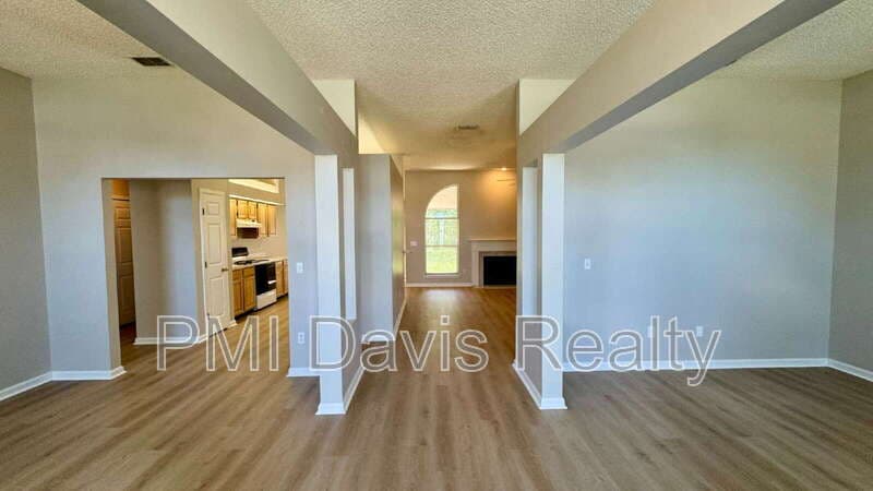 Jacksonville House: 9092 Camshire Dr