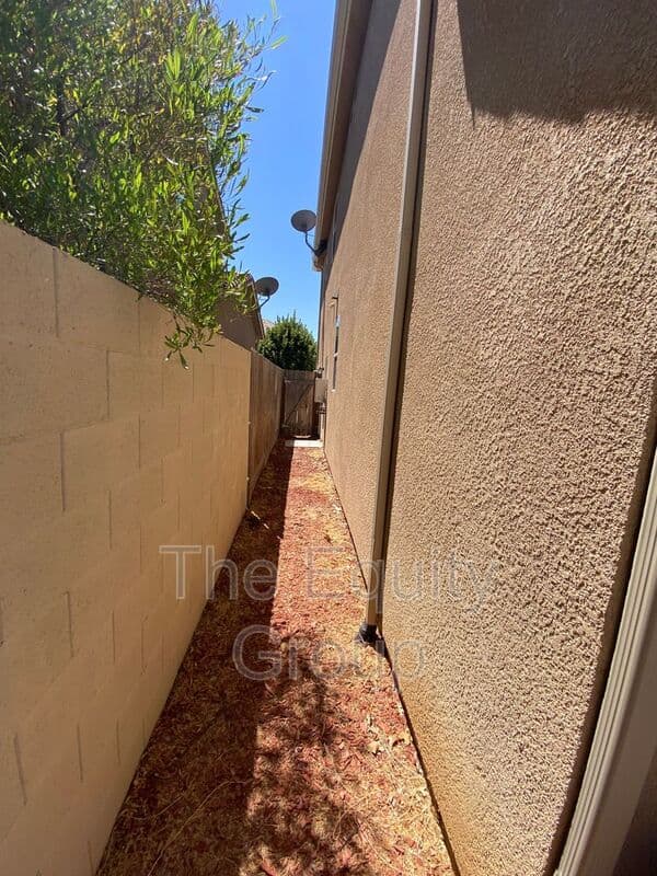 Clovis House: 3461 Alcove Way