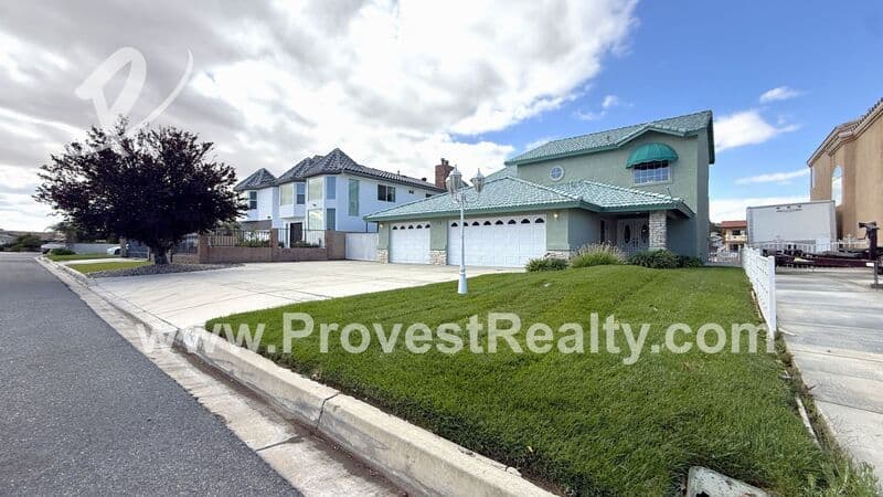 Victorville House: 18064 Mariner Dr