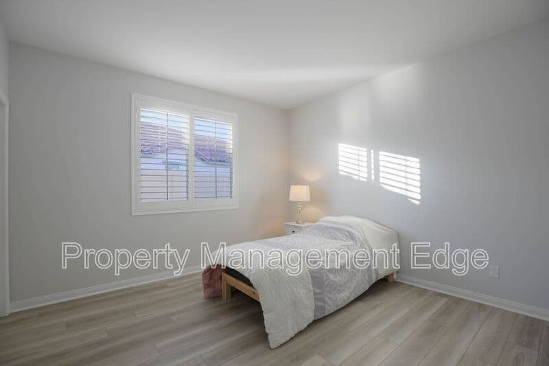 Menifee House: 29337 Chestnut St