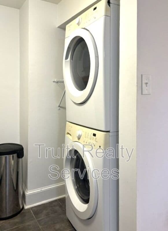 Washington Condo: 711 14th St SE