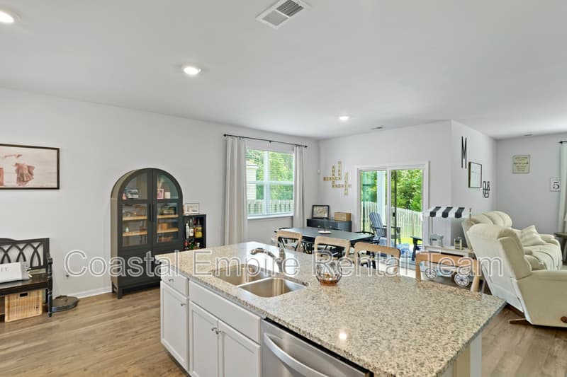 Richmond Hill House: 41 Gypsea Lane