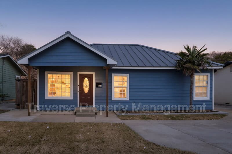 Fort Worth House: 1221 Blalock Avenue