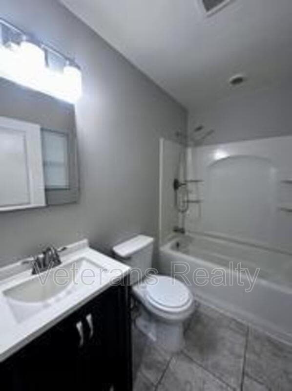Long Beach House: 113 Alverado Dr