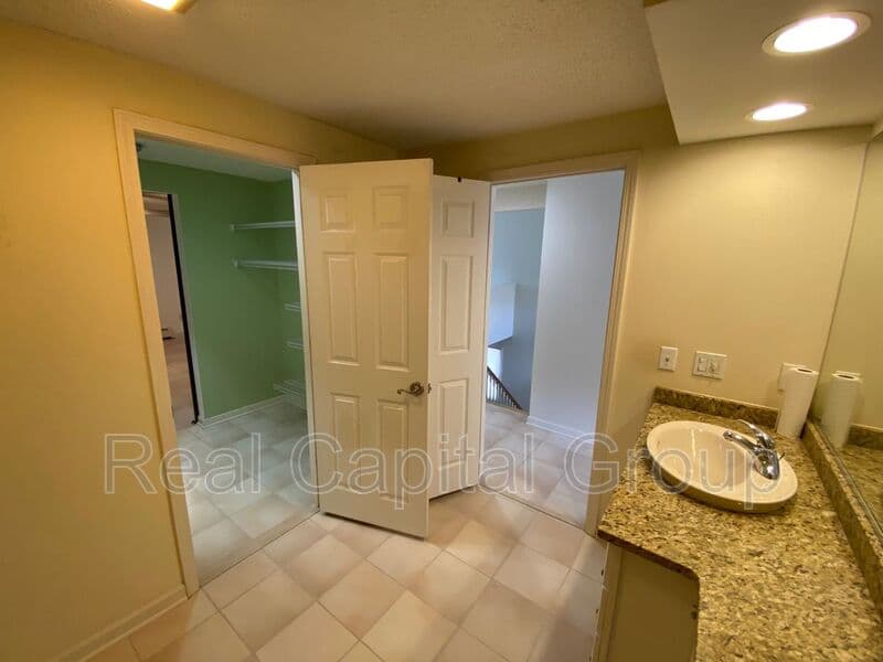 East Amherst House: 71 Berwick Ln