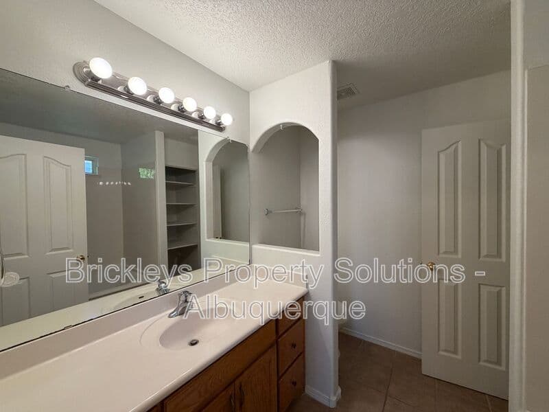 Albuquerque House: 5411 Monterey Cove Ave NW