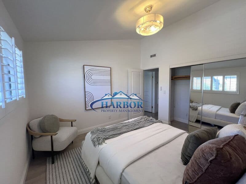Hawthorne Townhome: 14468 Yukon Avenue