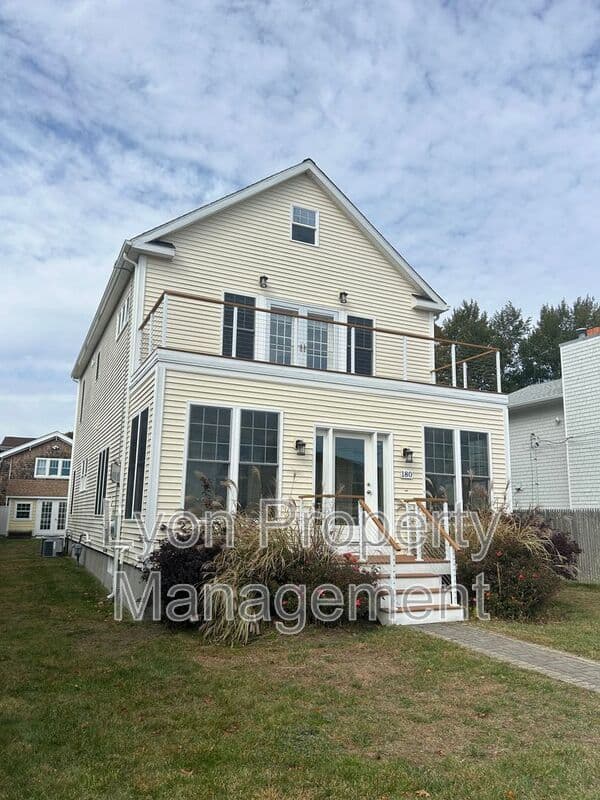 North Kingstown House: 180 Sauga Ave