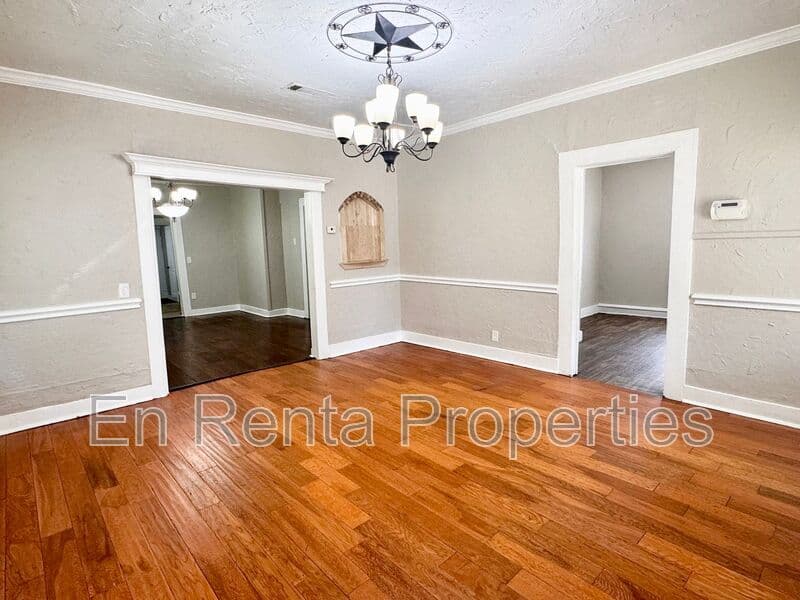 Fort Worth House: 1925 Saint Louis Ave.
