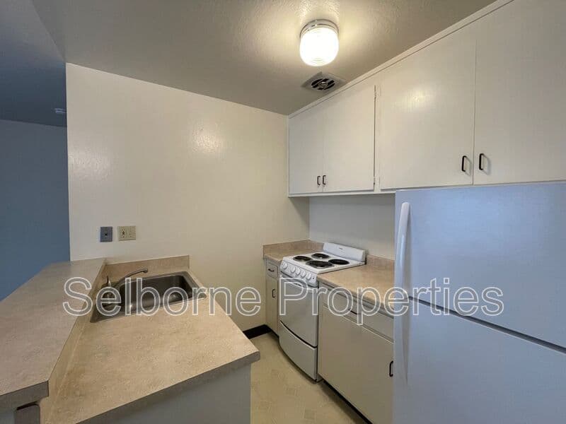 Oakland House: 443 Lee St.