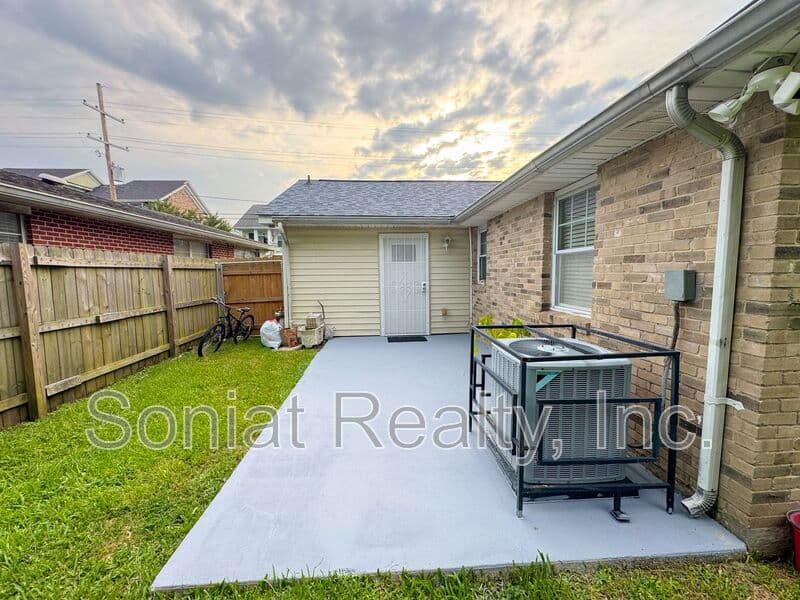 New Orleans House: 4019 Hamburg St.