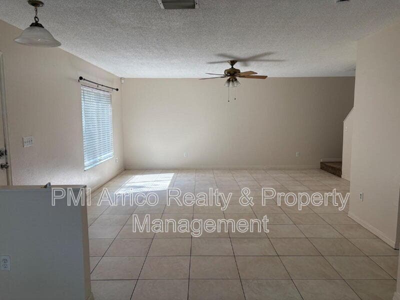 Tampa Townhome: 7430 E Bank Dr