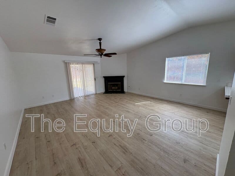 Visalia House: 2324 West Delta Ave