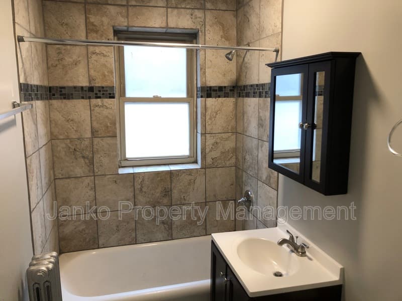Chicago Condo: 2909 W 56th St
