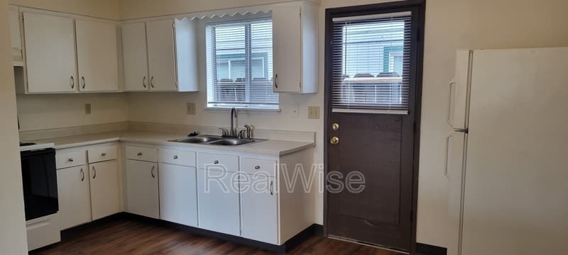 Grants Pass Townhome: 1112 SW 5th St
