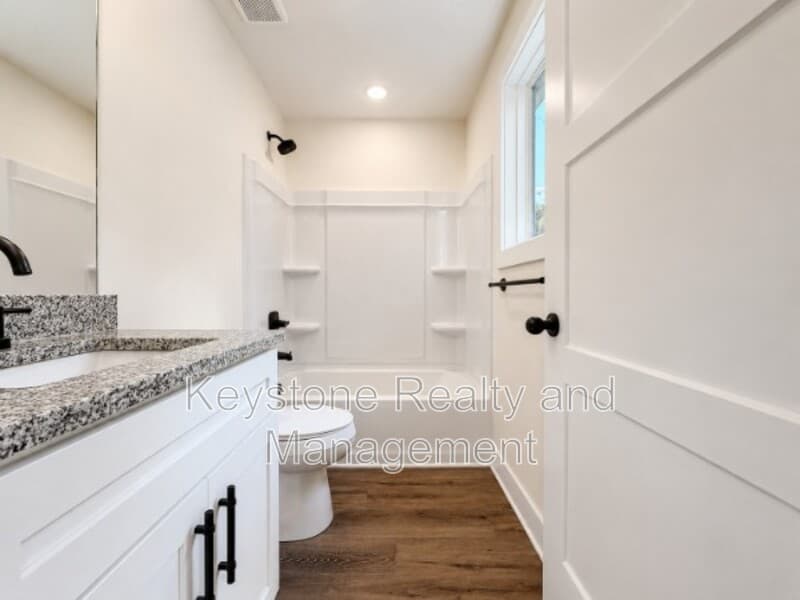 Clarksville House: 921 Ford Street, Bedroom D
