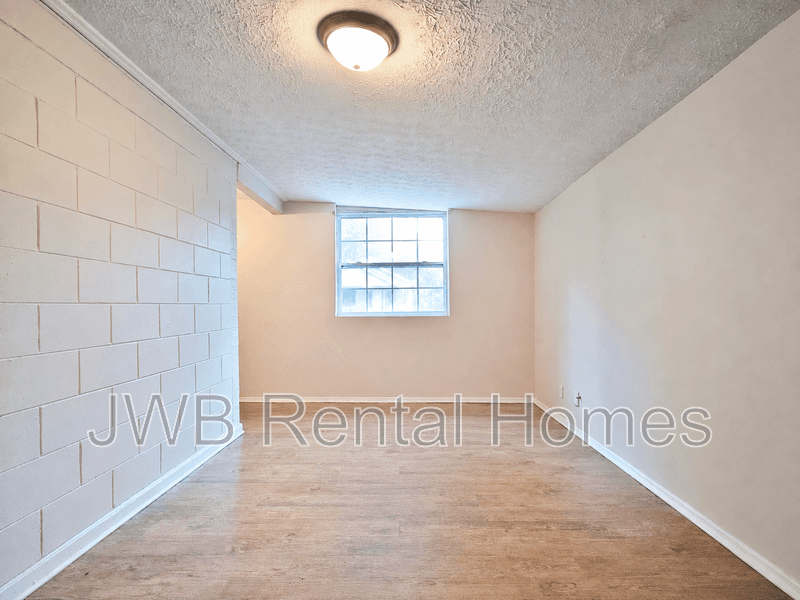 Jacksonville House: 3359 Phyllis St