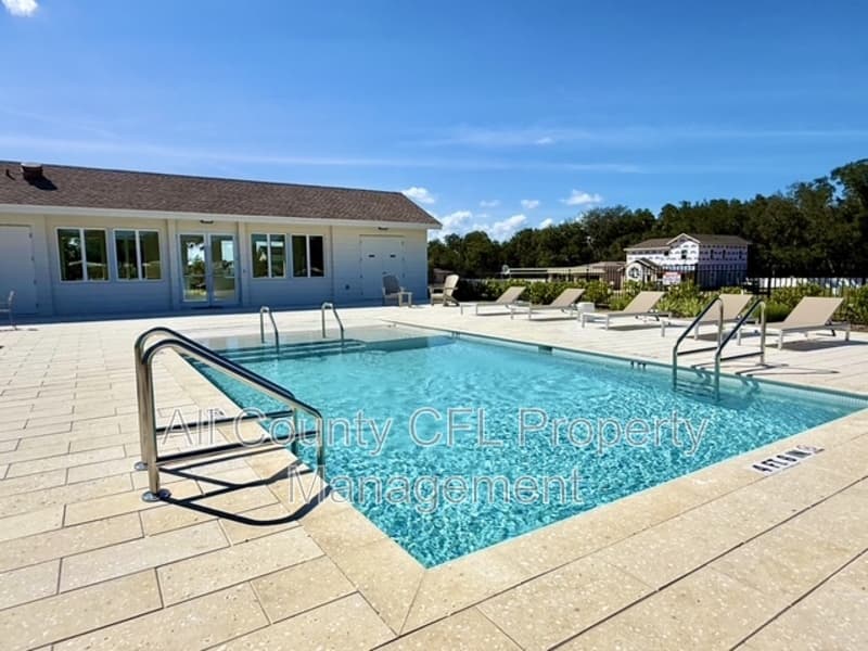 Lady Lake House: 219 Skyfield Court