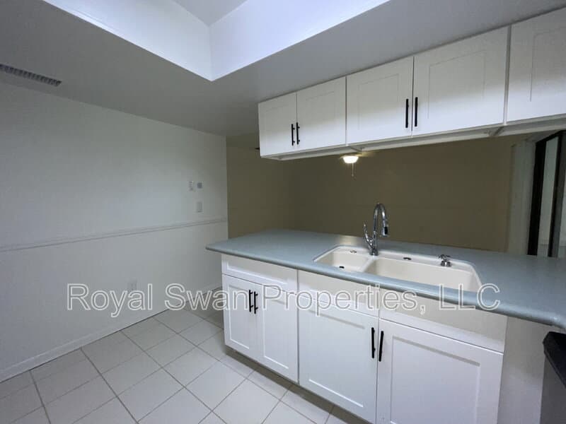Auburndale House: 222 Lakeview Drive