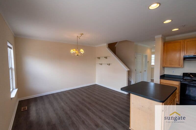 Rosedale Townhome: 11 Hallsdale Ct