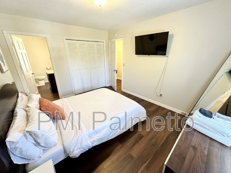 Columbia Condo: 2405 Duncan Street