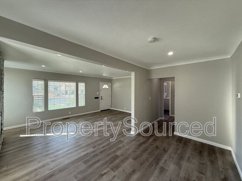 Manteca House: 807 W Yosemite