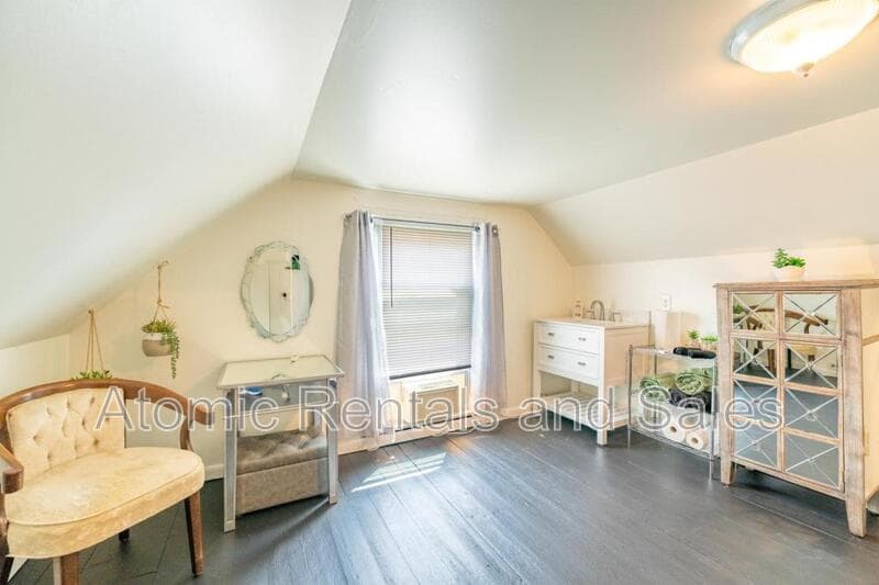 Jefferson City House: 714 E Jefferson St Loft Suite