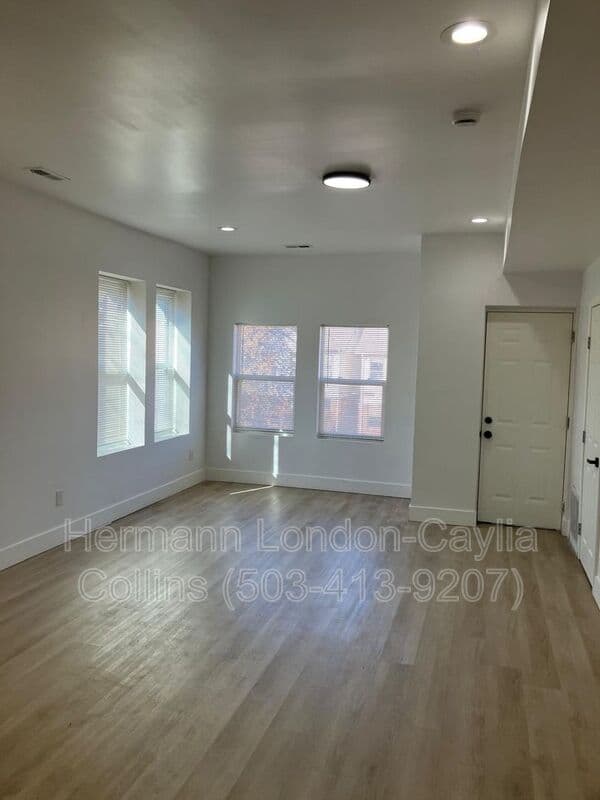 Saint Louis House: 5832-5834 Etzel Avenue