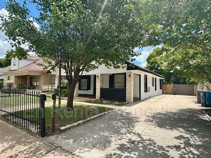 Fort Worth House: 1925 Saint Louis Ave.