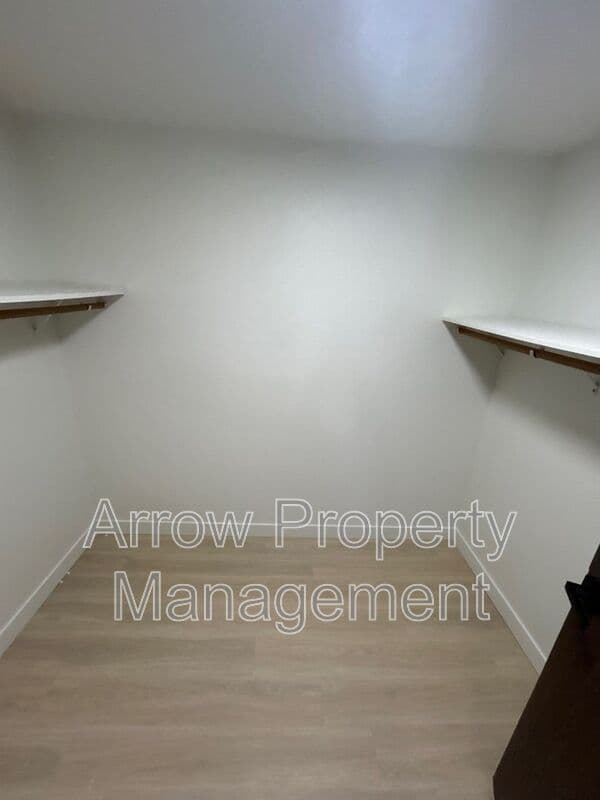 Bismarck House: 207 E Arbor-201D