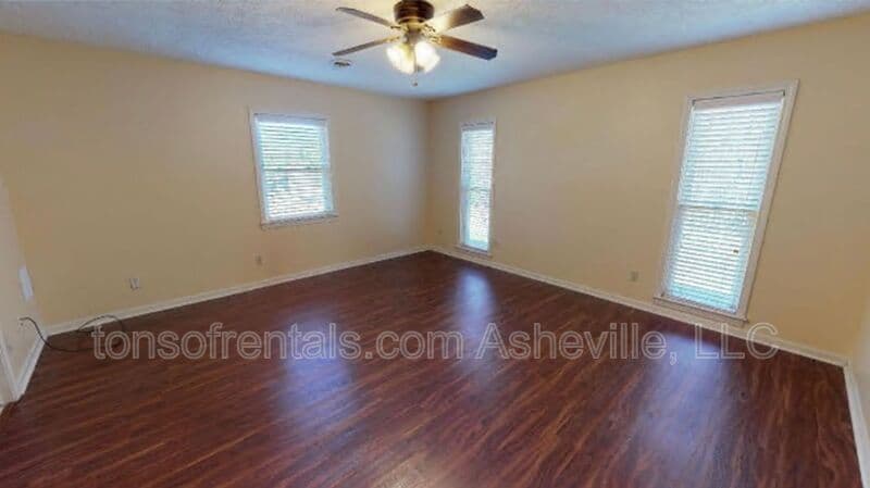 Hendersonville House: 135 Cold Springs Road