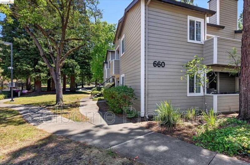 Oakland House: 660 Canyon Oaks Dr