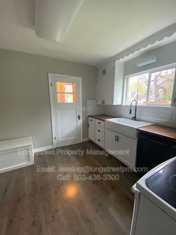 Salem House: 390 23rd St SE