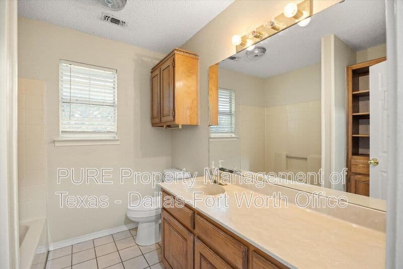 Granbury House: 3905 Frisco Cir