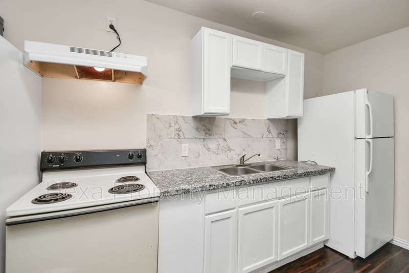 Houston Condo: 4207 Phlox St