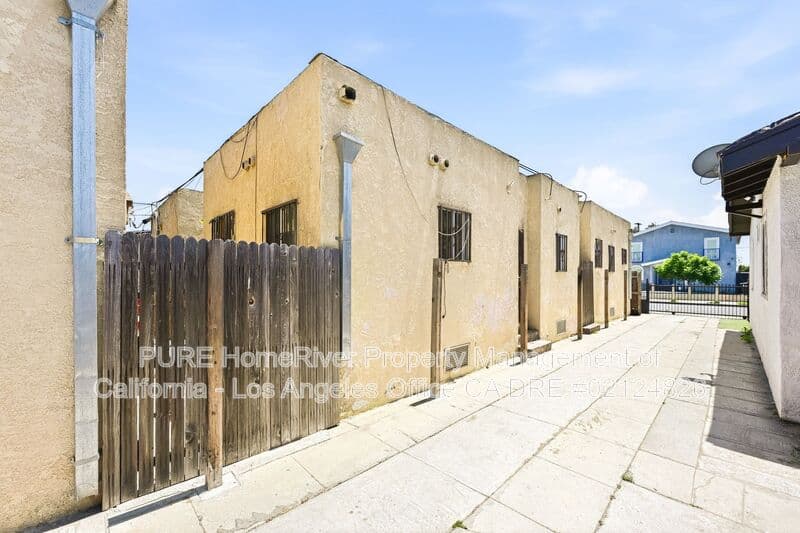 Los Angeles House: 1135 E 67Th St.