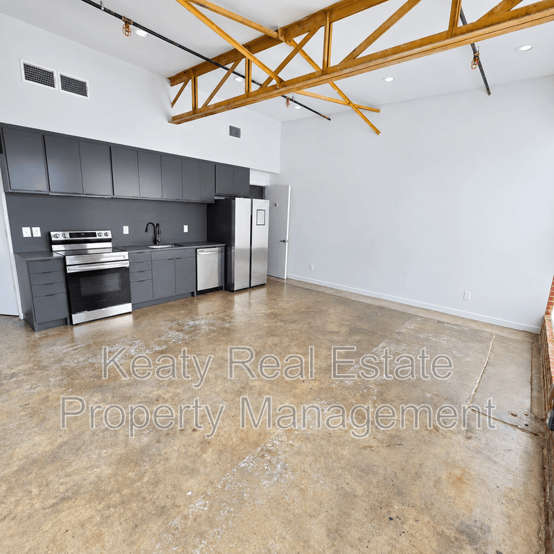 Lafayette House: 136 E Cypress St