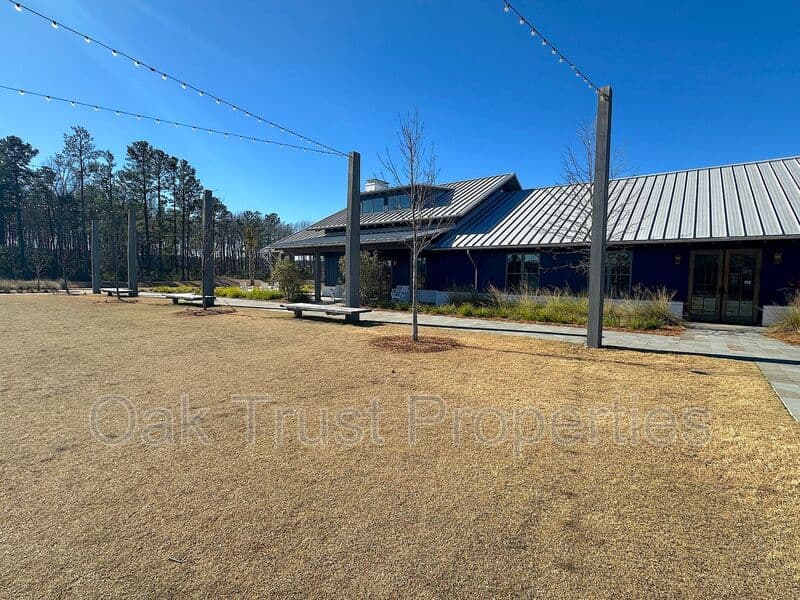 Summerville House: 651 Blueway Avenue