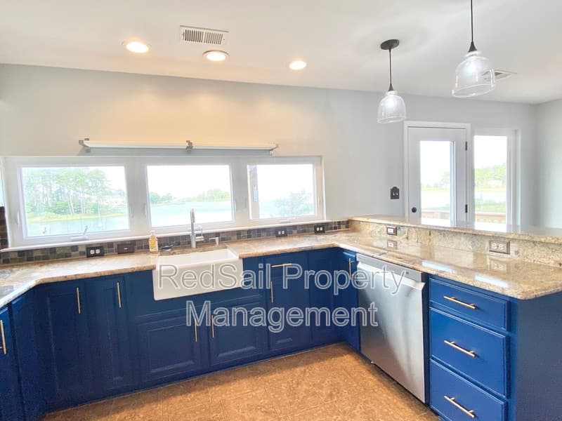 Poquoson House: 256R Hunts Neck Rd