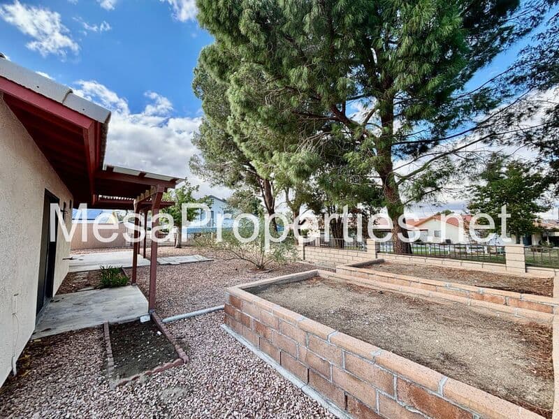 Victorville House: 13520 Oakmont Dr