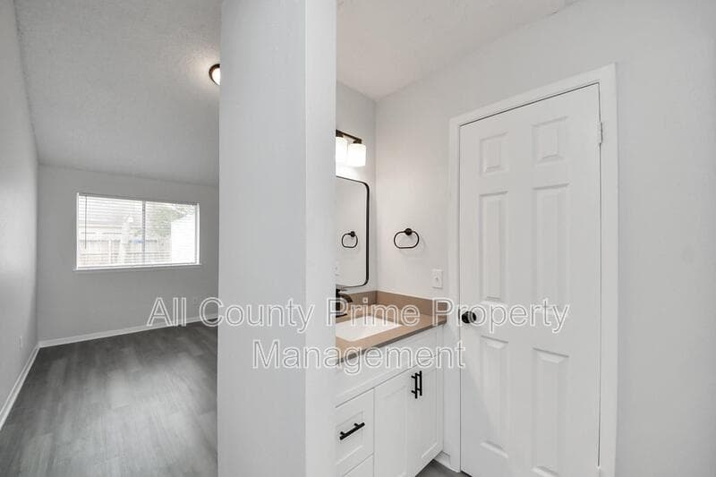 Houston House: 5546 Santrey Drive