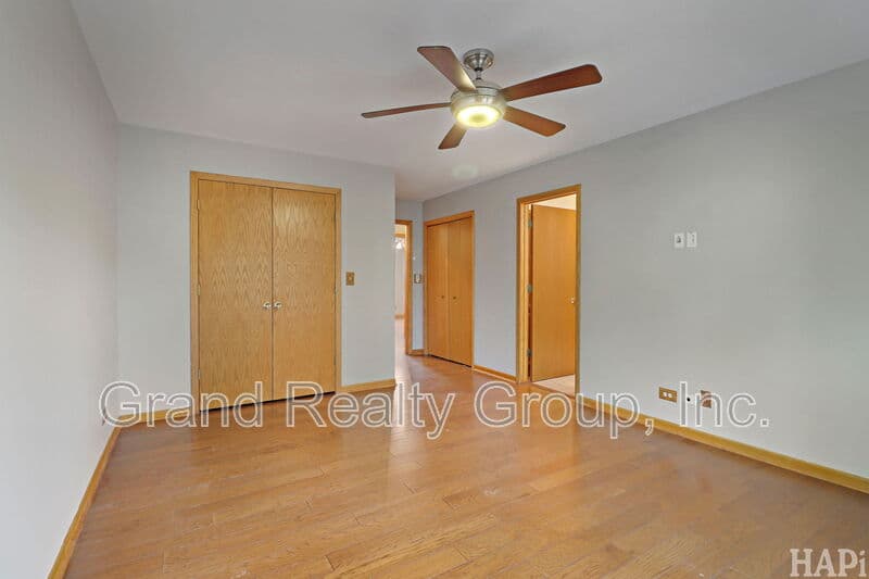 Lake Villa House: 128 Juniper Court