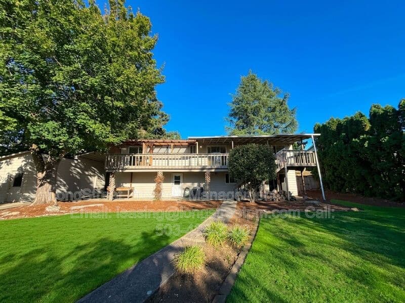 Salem House: 869 Meadowlawn Dr SE