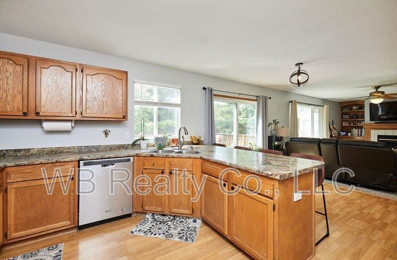 West Des Moines House: 6152 Dakota Dr
